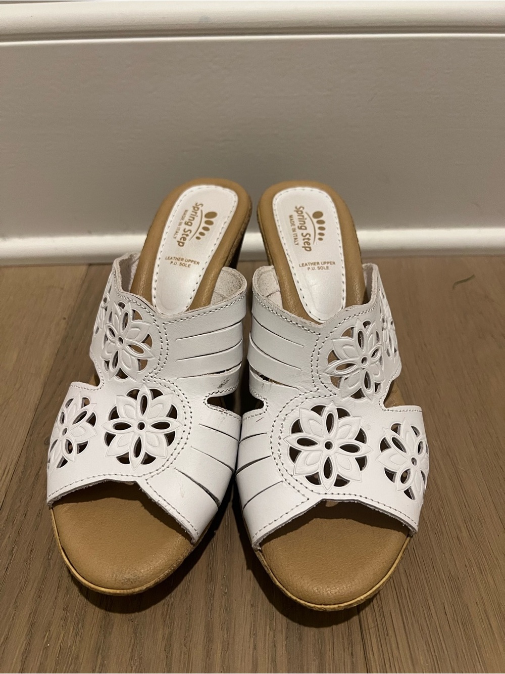 MADE IN ITALY Spring Step White Floral Cutout Cork-Heel Mules EUC size 38 - Picture 2 of 7